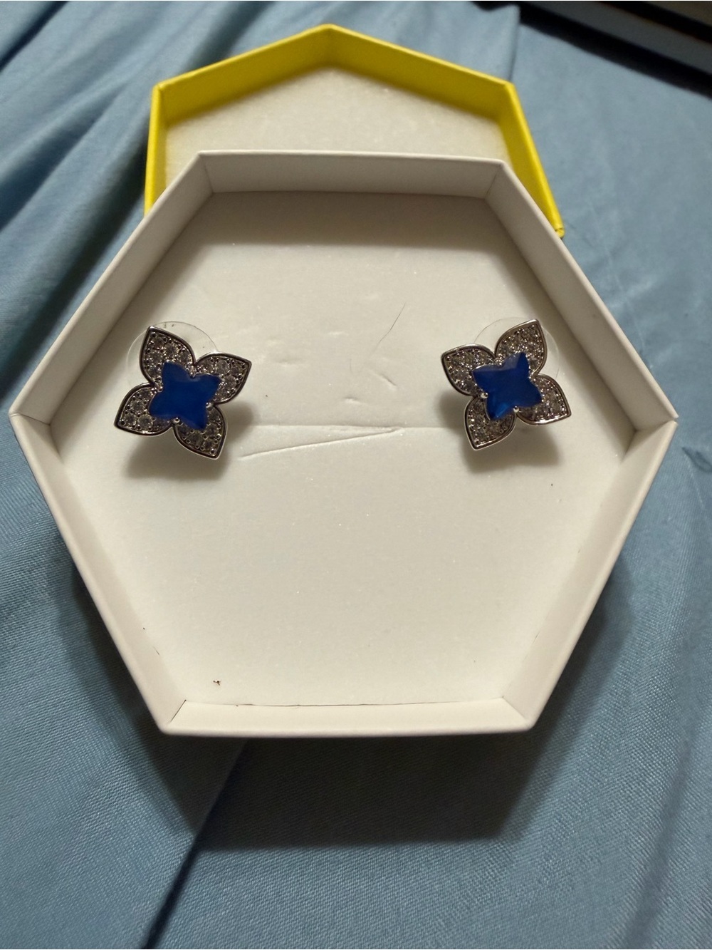 Clover Flower Stud Earrings: Sapphire on Rhodium